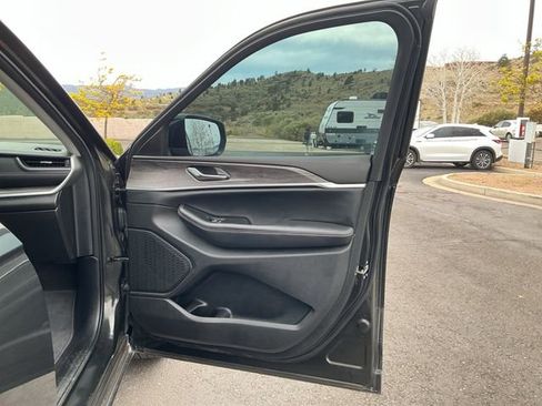 Used 2024 Jeep Grand Cherokee Limited RWD image 16