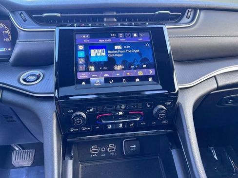 Used 2023 Jeep Grand Cherokee Altitude AWD/4WD image 22