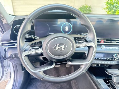 Used 2025 Hyundai Elantra SEL image 29