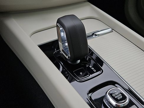 Certified 2024 Volvo XC60 B5 Core w/ Climate Package image 15