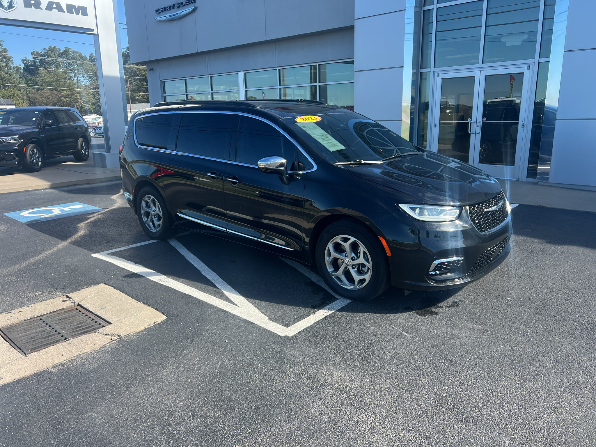 Used 2023 Chrysler Pacifica Limited FWD image 1