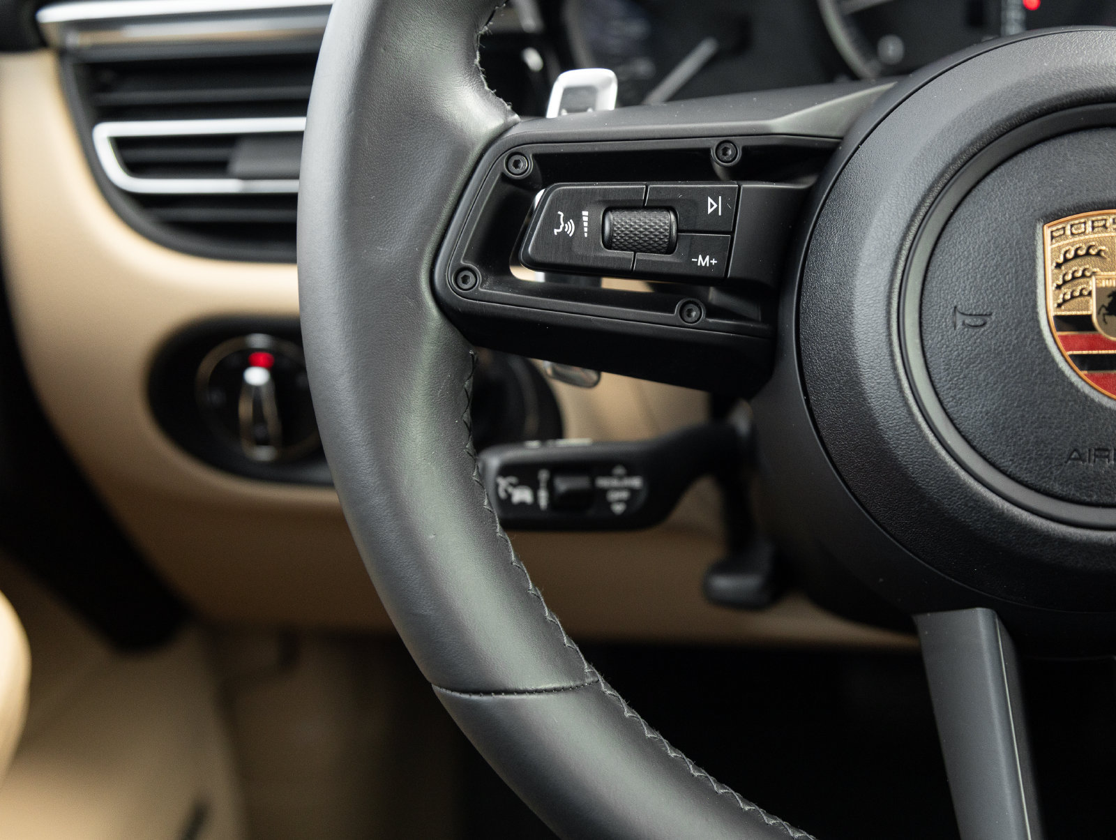 Certified 2024 Porsche Macan AWD/4WD image 15