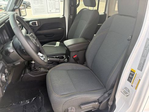 Used 2025 Jeep Wrangler Unlimited Sahara AWD/4WD image 11
