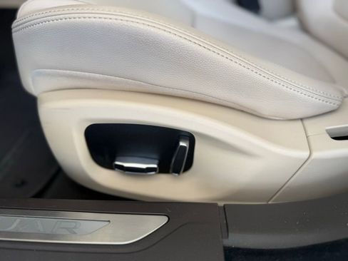 Used 2020 Jaguar XF Premium image 19