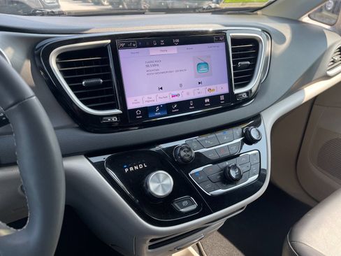 Used 2024 Chrysler Pacifica Touring-L FWD image 21