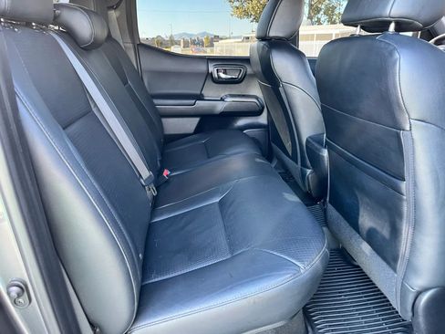 Used 2020 Toyota Tacoma TRD Off-Road w/ TRD Premium Off Road Package AWD/4WD image 15
