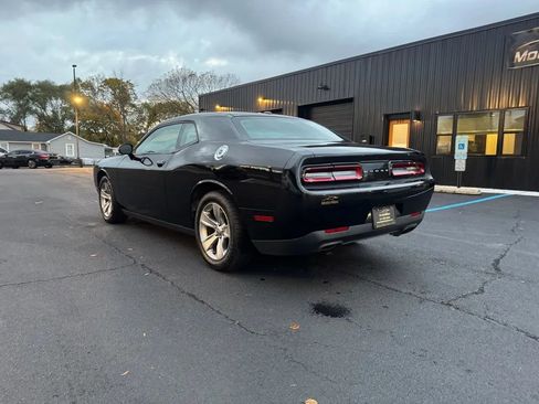 Used 2016 Dodge Challenger SXT image 2