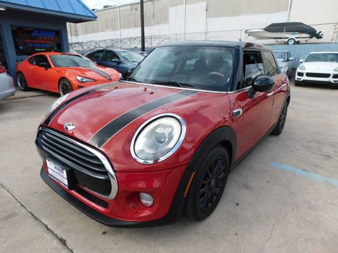 Used 2017 MINI Cooper 4-Door Hardtop image 3