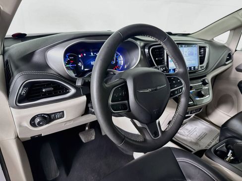 Used 2024 Chrysler Pacifica Limited FWD image 8