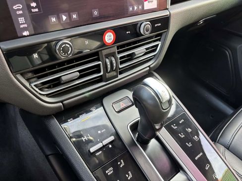 Certified 2024 Porsche Macan image 34