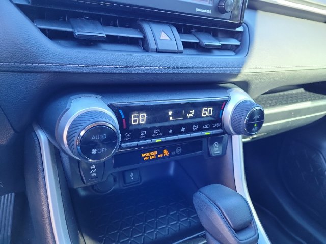 Used 2022 Toyota RAV4 XLE FWD image 32