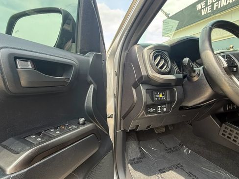 Used 2017 Toyota Tacoma TRD Off-Road w/ Premium & Technology Package AWD/4WD image 11