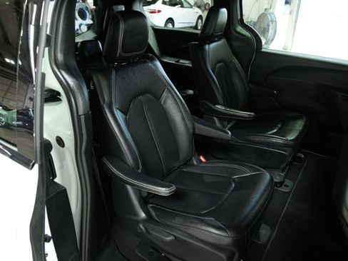 Used 2024 Chrysler Pacifica Limited FWD image 19