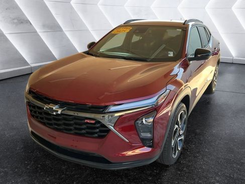 Used 2025 Chevrolet Trax RS w/ Driver Confidence Package image 1