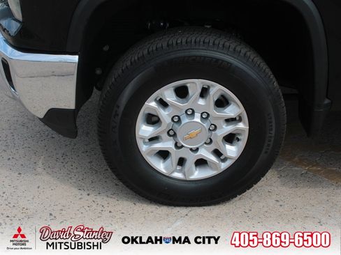 Used 2024 Chevrolet Silverado 2500 LT w/ Convenience Package image 2