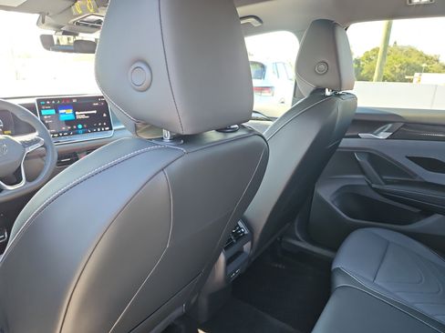 New 2026 Volkswagen Tiguan SE R-Line image 9