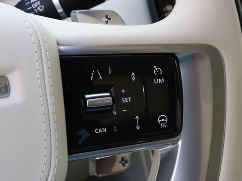 Used 2025 Land Rover Range Rover SE AWD/4WD image 19