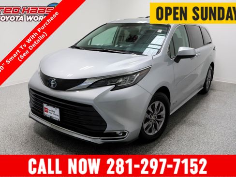 Certified 2021 Toyota Sienna XLE image 1
