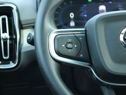 Used 2025 Volvo XC40 B5 Core image 25