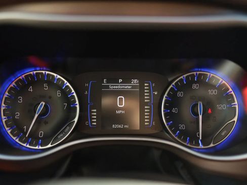 Used 2019 Chrysler Pacifica Touring-L FWD image 20