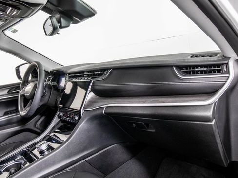 Used 2023 Jeep Grand Cherokee Limited w/ Black Appearance Package image 18