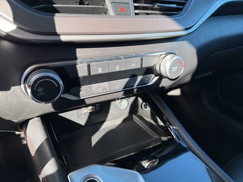 Used 2024 Nissan Altima 2.5 SR image 17