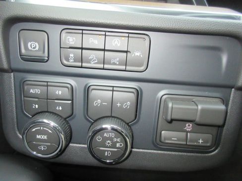 Used 2026 Chevrolet Tahoe High Country AWD/4WD image 33