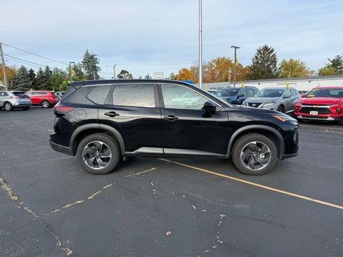 Used 2024 Nissan Rogue SV image 2