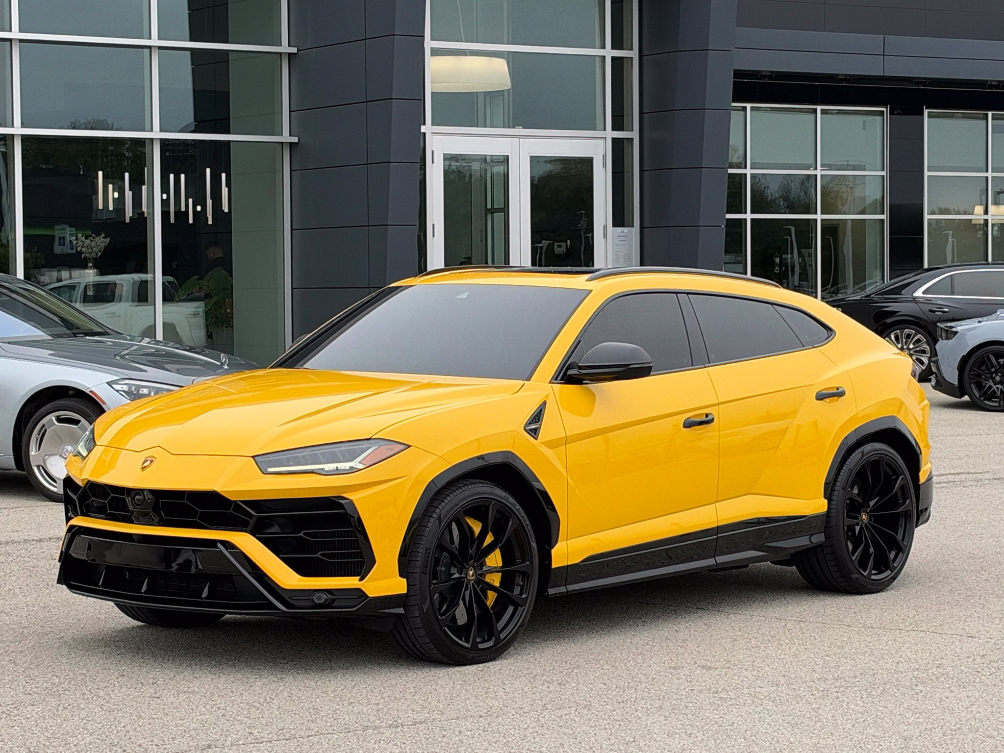 Used 2022 Lamborghini Urus AWD/4WD image 1