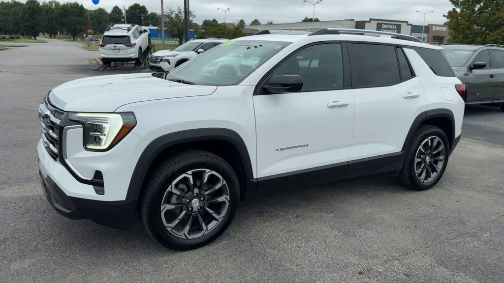 Used 2025 GMC Terrain Elevation w/ Elevation Premium Package AWD/4WD image 3
