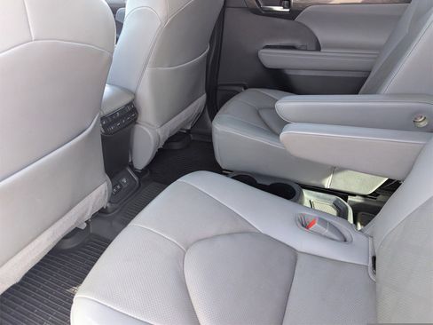 Used 2020 Toyota Highlander Platinum image 14