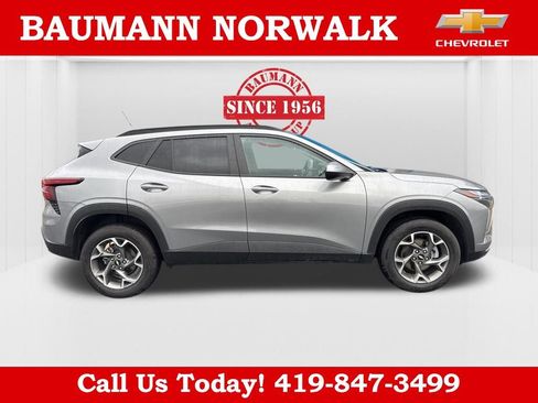 Used 2025 Chevrolet Trax LT w/ LT Convenience Package FWD image 8
