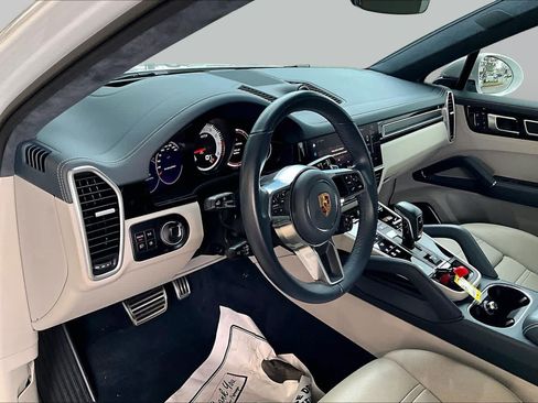 Used 2022 Porsche Cayenne GTS AWD/4WD image 18