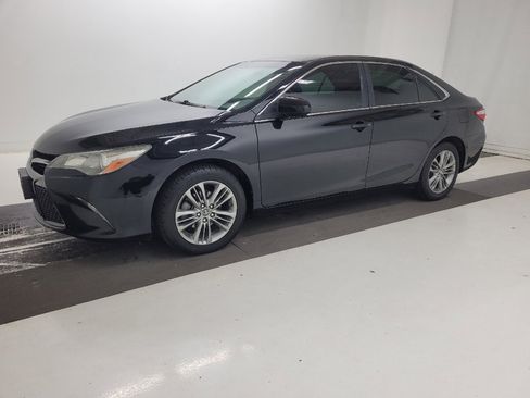 Used 2016 Toyota Camry SE FWD image 2