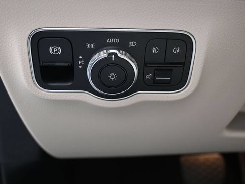 Used 2023 Mercedes-Benz GLB 250 w/ Premium Package image 20