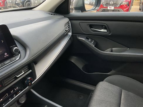 Used 2025 Nissan Rogue SV image 36