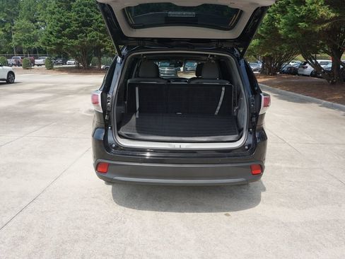 Used 2015 Toyota Highlander Limited w/ Driver Technology Package FWD image 18