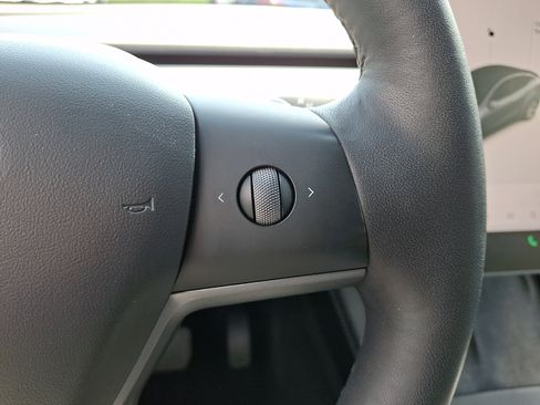 Used 2022 Tesla Model Y Long Range AWD/4WD image 24