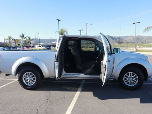 Used 2016 Nissan Frontier SV image 9