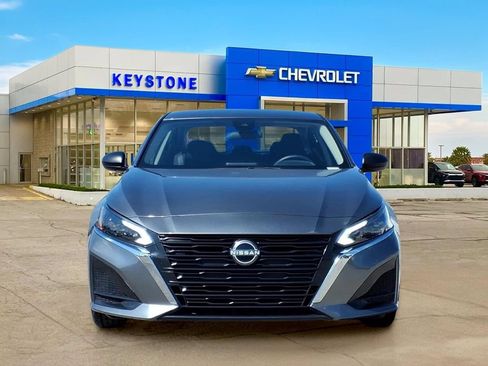 Used 2025 Nissan Altima 2.5 SV FWD image 2