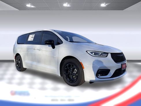 New 2024 Chrysler Pacifica Limited w/ Uconnect Theater Family Group image 5