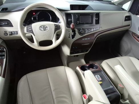 Used 2013 Toyota Sienna XLE image 10