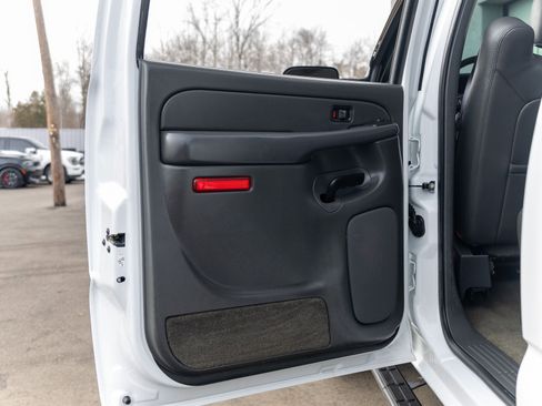 Used 2005 Chevrolet Silverado 3500 LT w/ Heavy-Duty Power Package image 40