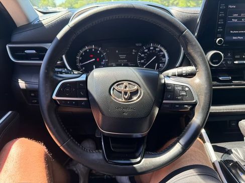 Used 2020 Toyota Highlander XLE AWD/4WD image 29