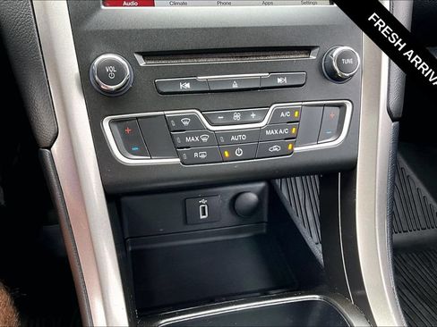 Used 2018 Ford Fusion SE w/ Fusion SE Technology Package FWD image 16