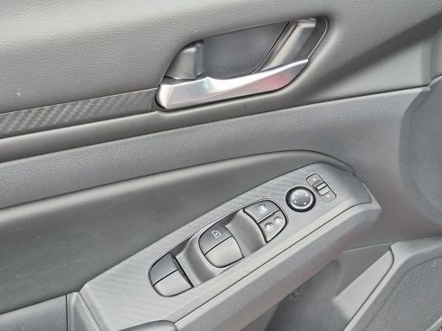 Used 2025 Nissan Altima 2.5 SV FWD image 13