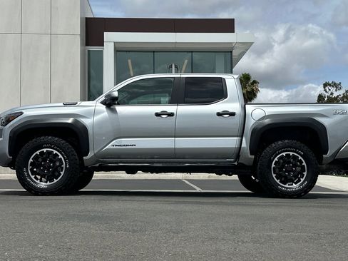 Used 2025 Toyota Tacoma TRD Off-Road w/ TRD Off Road Premium Package AWD/4WD image 6