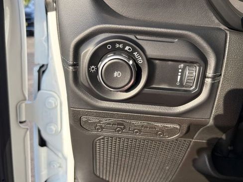 Used 2024 Jeep Wrangler Unlimited Sahara w/ Technology Group AWD/4WD image 21