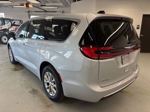 New 2026 Chrysler Pacifica Select image 6