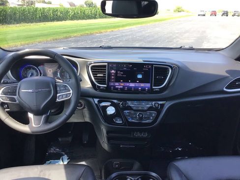 Used 2025 Chrysler Pacifica Select FWD image 22